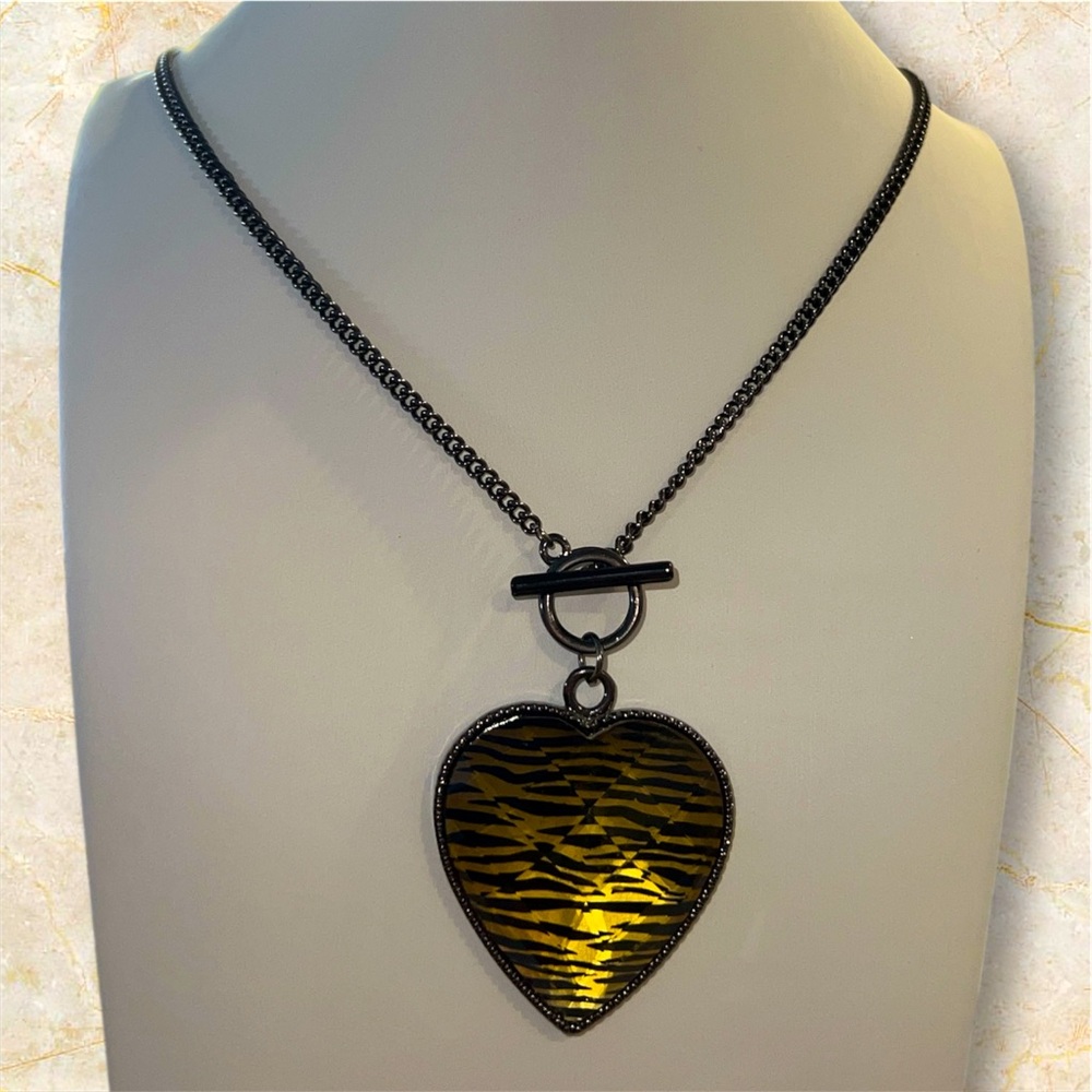 Aldo Toggle clasp Lucite Animal Print Heart Necklace🖤